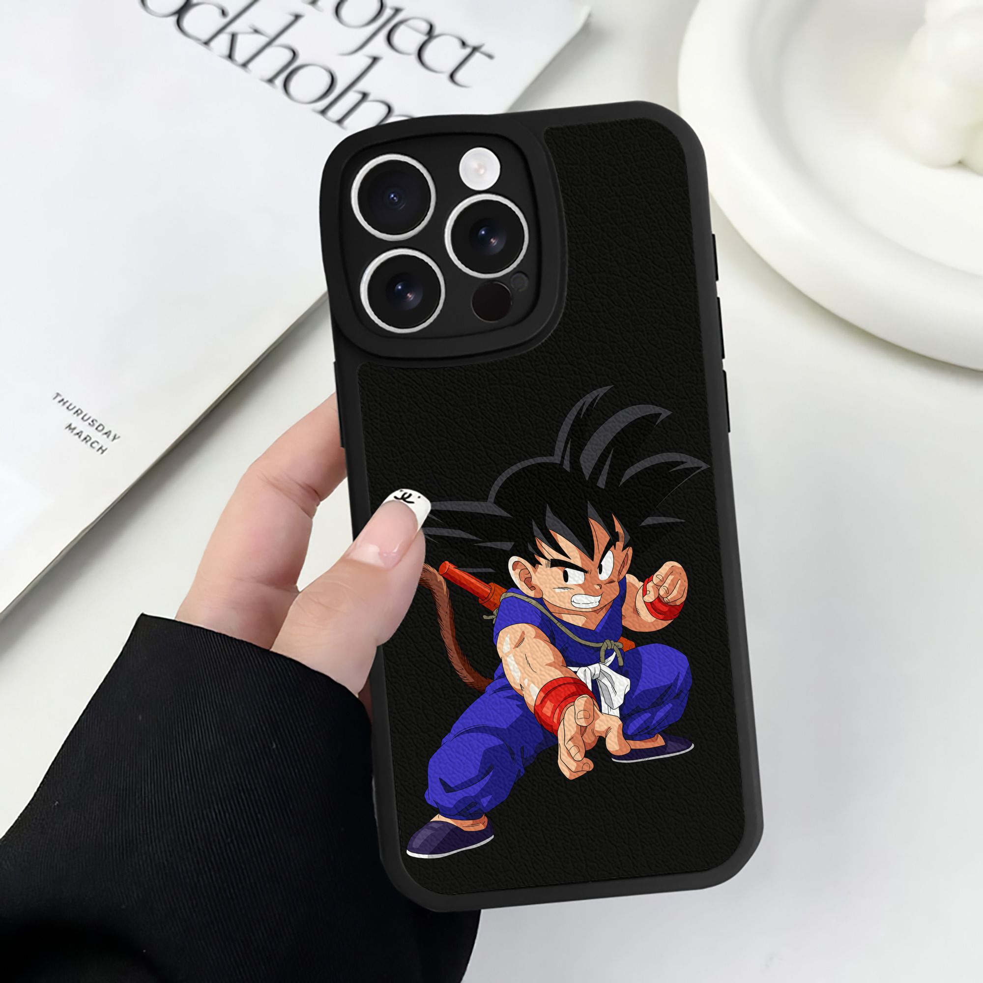 （画像用） ドラゴンボール 孫悟空（そん ごくう）Son Goku カカロット DRAGON BALL Kakarotto 【iPhone 16シリーズ対応】シリコンスマホケース（レザー調） 材質：シリコン